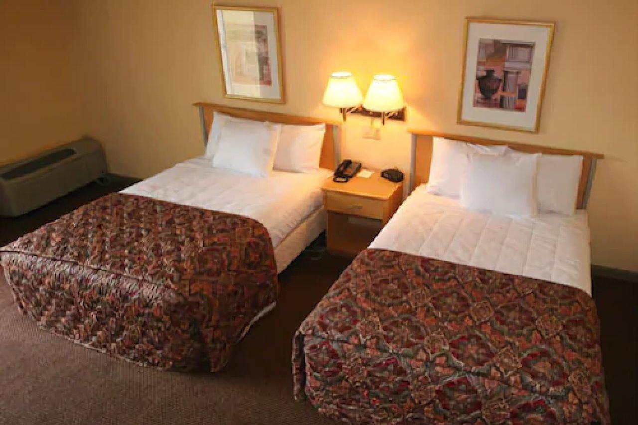 Knights Inn Six Flags Lodge West Room photo