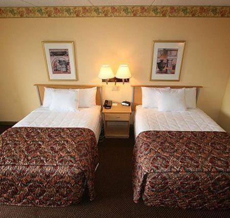 Knights Inn Six Flags Lodge West Room photo
