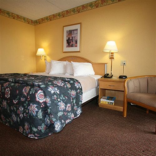 Knights Inn Six Flags Lodge West Room photo
